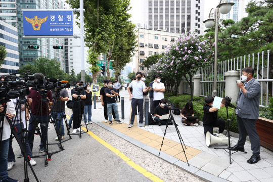 13일 서울 서대문구 경찰청 앞에서 열린 충북간첩단 사건 관련 경찰·국정원 수사에 항의하는 기자회견에서 국가보안법폐지 공동대책위원회 박교일 대표가 발언하고 있다. <연합뉴스>